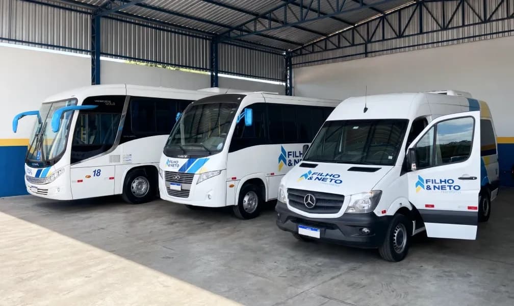 Imagem de capa, veículos da Filho e Neto Transportes estacionados na garagem