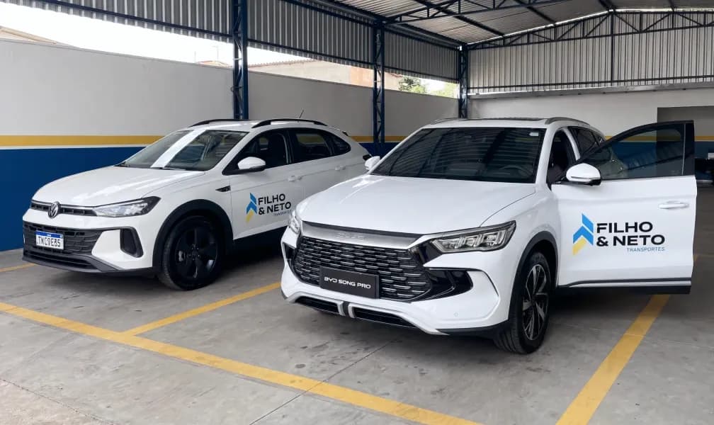 Imagem de capa, dois carros da Filho e Neto Transportes estacionados na garagem