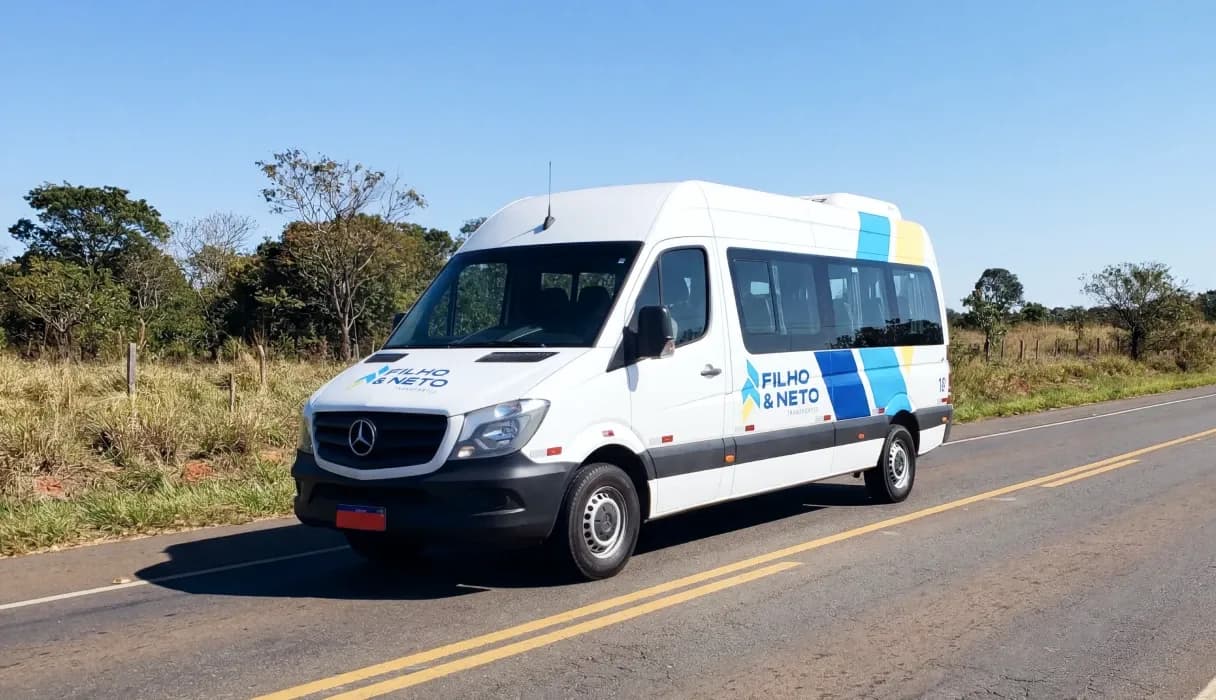 Imagem de capa, van Filho e Neto Transportes na estrada