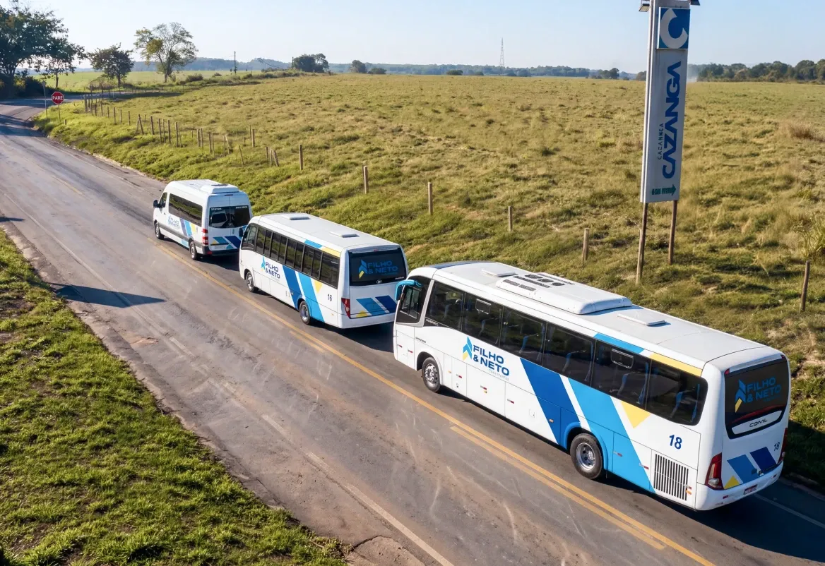 Imagem de capa, veículos da Filho e Neto Transportes estacionados na estrada em Arcos-MG