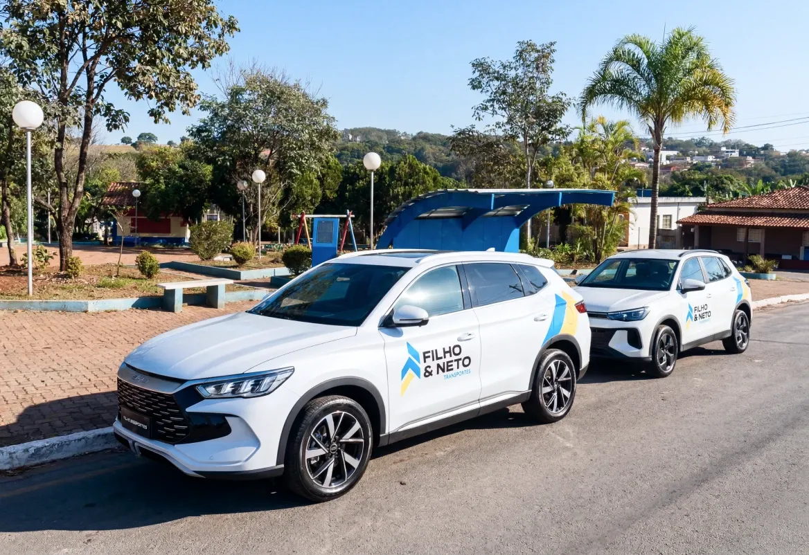 Imagem de capa, carros Filho e Neto Transportes estacionados na rua em Arcos-MG