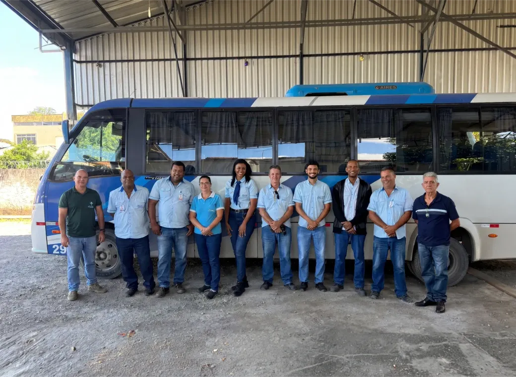 Imagem de capa, funcionarios da Filho e Neto Transportes em frente à um veiculo na empresa