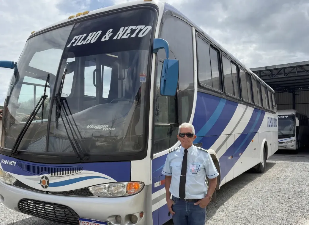 Imagem de capa, motorista da Filho e Neto Transportes com onibus